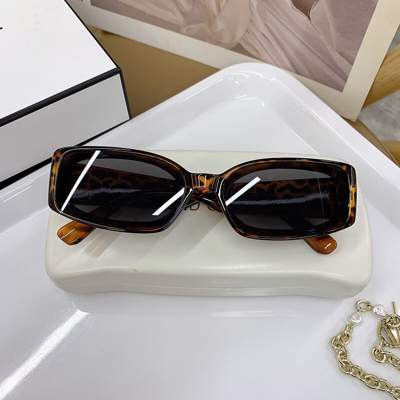 óculos de sol de oncinha